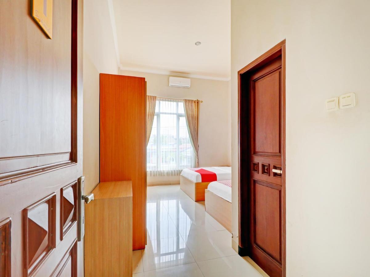 Oyo 90347 Hotel Srikandi Syariah Tasikmalaya Kültér fotó