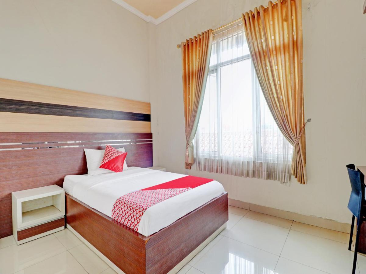 Oyo 90347 Hotel Srikandi Syariah Tasikmalaya Kültér fotó